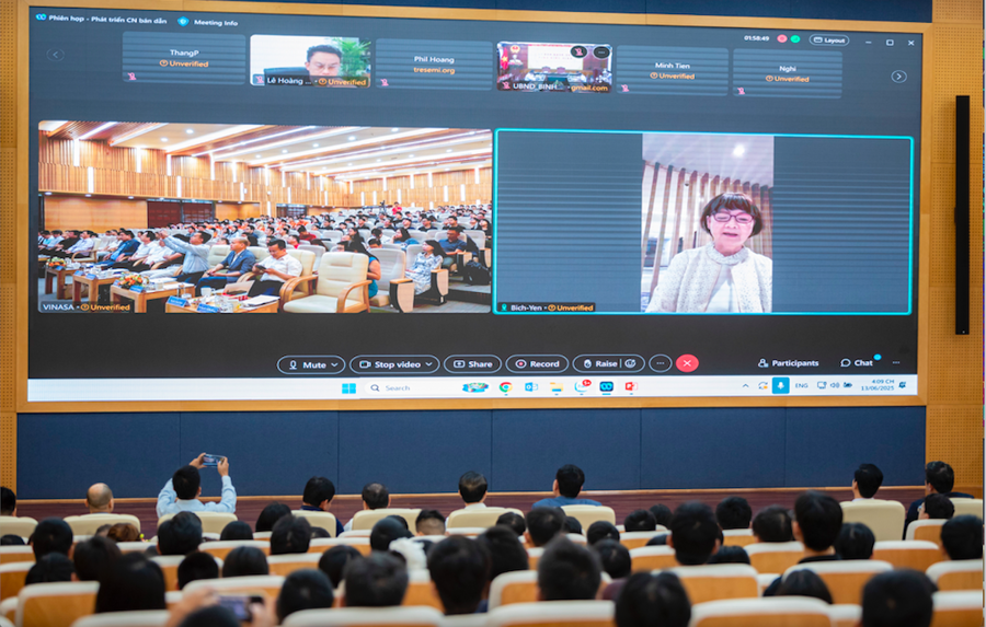 "AI – Bán": Tương lai của Việt Nam 2 Các diễn giả trao đổi trực tiếp và trực tuyến tại hội thảo.