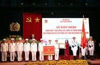 Phó Chủ tịch nước Võ Thị Ánh Xuân trao danh hiệu Anh hùng Lực lượng Vũ trang nhân dân tặng Phòng Bảo vệ các đồng chí lãnh đạo Đảng và Nhà nước. (Ảnh: Bộ Công an).