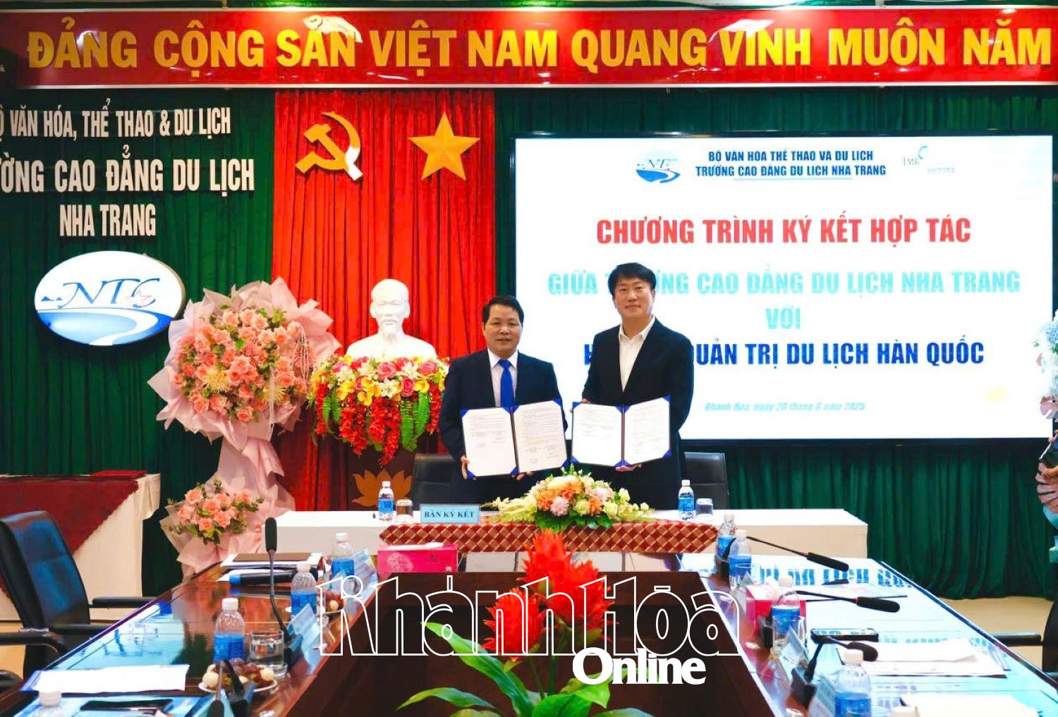 Đại diện Trường Cao đẳng Du lịch Nha Trang và Hiệp hội Quản trị du lịch Hàn Quốc ký kết hợp tác. 