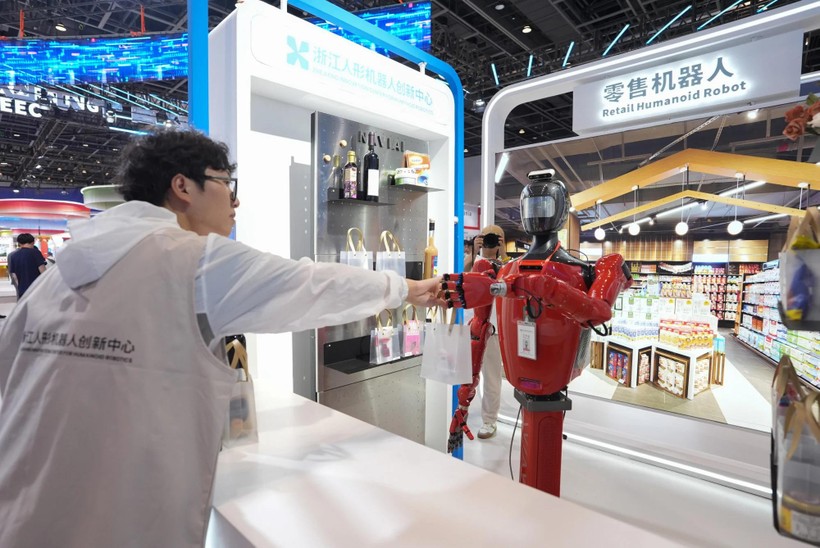 Một con robot hình người được nhìn thấy tại một triển lãm ở Ninh Ba. Ảnh: Xinhua. b0fcb6bdb1ba5438bc01e7db162ab5a2e264e905.jpg