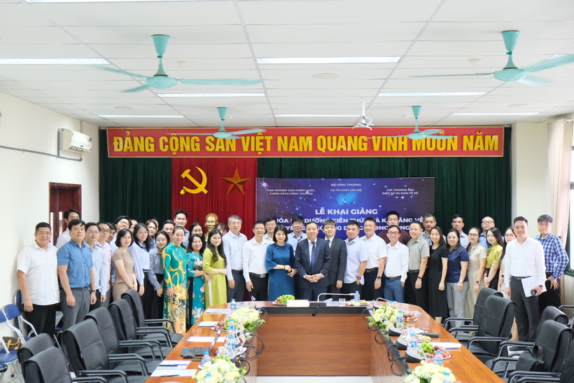 Các học viên chụp ảnh lưu niệm cùng Thứ trưởng Nguyễn Hoàng Long. Ảnh: Lê An