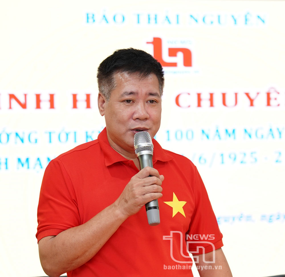 Nhà báo Chu Thế Hà, Phó Tổng Biên tập Báo Thái Nguyên, phát biểu tại buổi sinh hoạt chuyên đề.