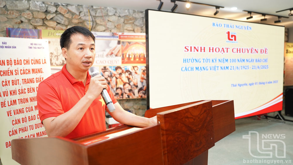 Nhà báo Văn Hiến, Trưởng phòng Điện tử.