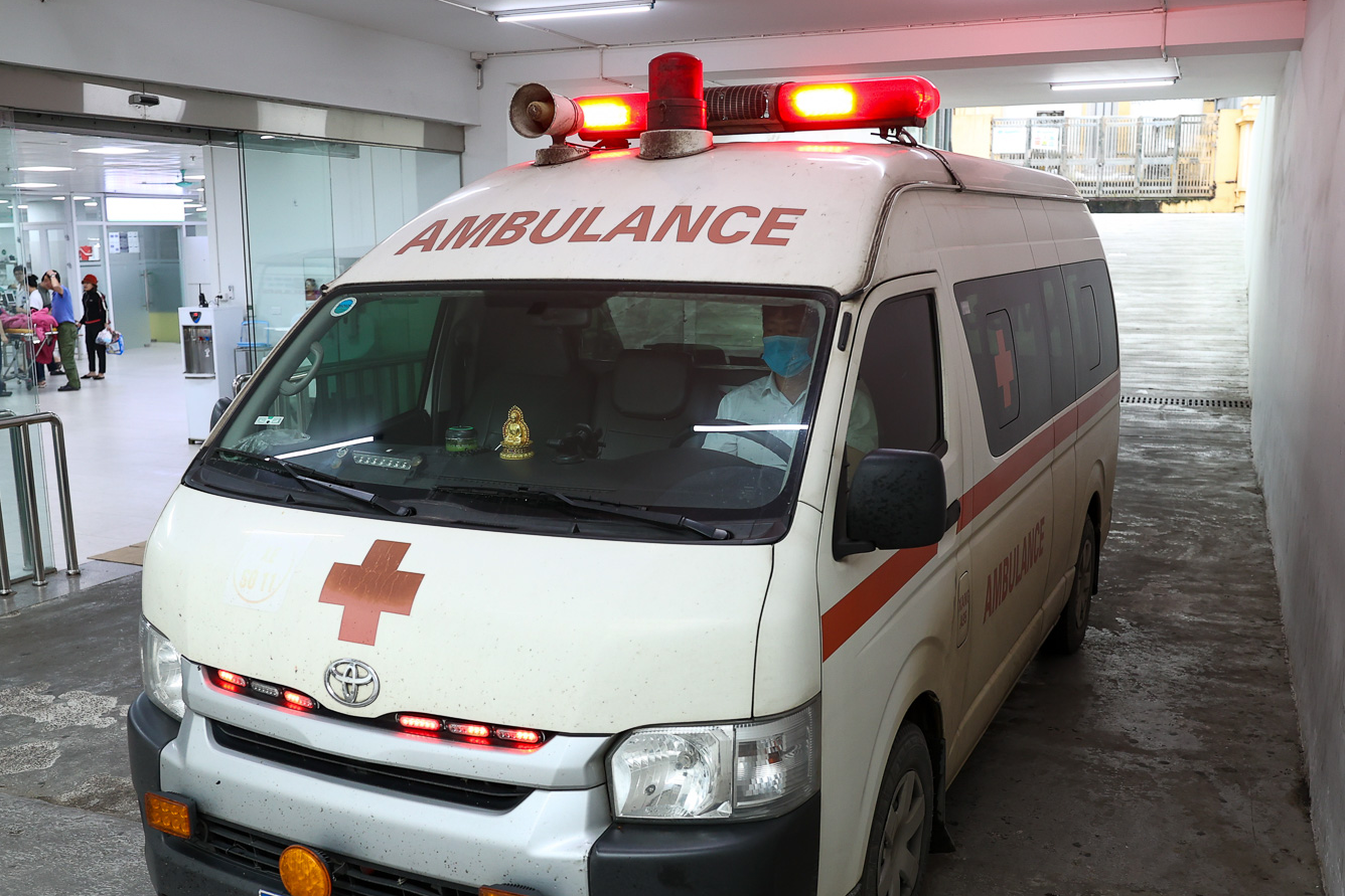 be trai 10 tuoi di cap cuu khi chay tu ngoai troi vao phong dieu hoa lanh 89575