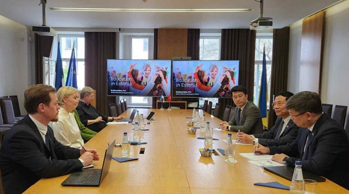 Việt Nam - Estonia hợp tác về chuyển đổi số và kinh tế số 2 Bộ trưởng Nguyễn Mạnh Hùng và Bộ trưởng Kristina Kallas tại buổi làm việc. Ảnh: HTQT