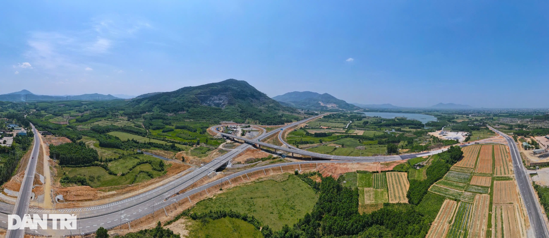 Ngắm vẻ đẹp kỳ vĩ tuyến cao tốc Vũng Áng - Bùng, sẽ thông xe trong tháng 6 - 1 Ngắm vẻ đẹp kỳ vĩ tuyến cao tốc Vũng Áng - Bùng, sẽ thông xe trong tháng 6 - 1