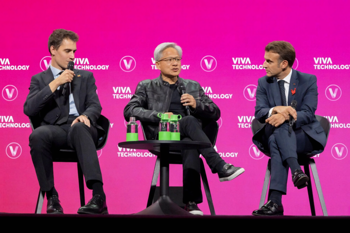 Vivatech Paris 2025 khai mạc, Hollywood tranh chấp pháp lý vì AI 1 CEO Nvidia Jensen Huang và Tổng thống Pháp Emmanuel Macron tại hội nghị VivaTech 2025.