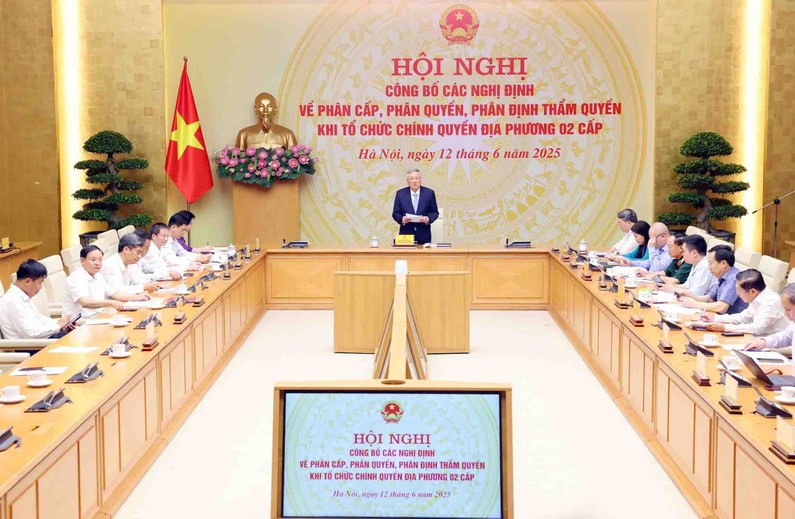 Phó Thủ tướng Thường trực Chính phủ Nguyễn Hòa Bình chủ trì Hội nghị công bố các Nghị định về phân cấp, phân quyền, phân định thẩm quyền. Ảnh: Anh Huy