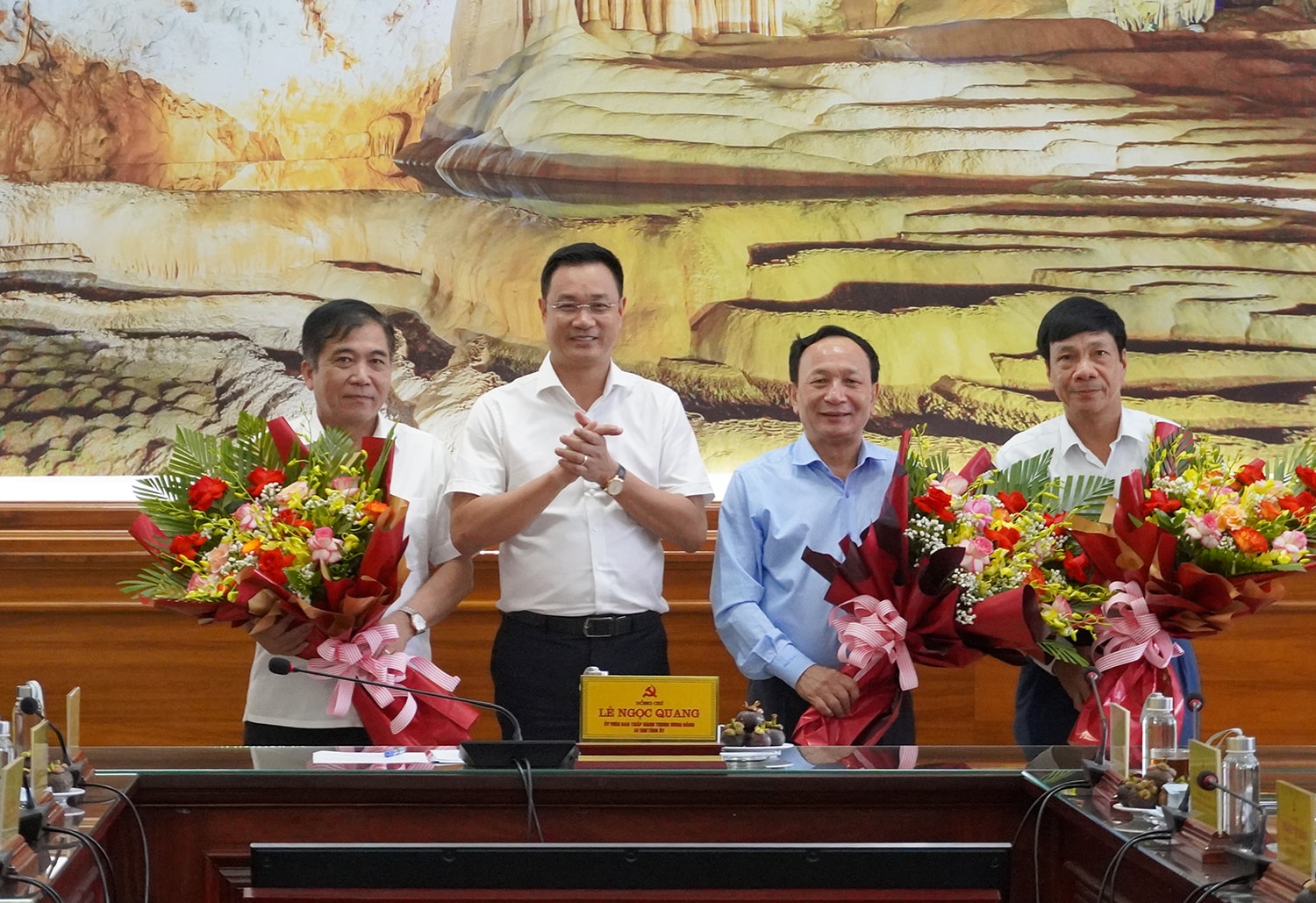 Phó Bí thư Thường trực Tỉnh ủy, Chủ tịch HĐND tỉnh và nhiều cán bộ chủ chốt nghỉ hưu 1 chu-tich-hdnd-qb.jpg