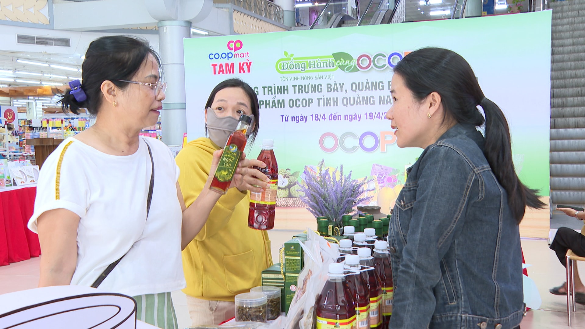 Sản phẩm OCOP chật vật trên sàn thương mại điện tử 3 Sự kiện là dịp để các chủ thể OCOP gặp gỡ và lắng nghe phản hồi từ khách hàng. Ảnh: PHAN VINH
