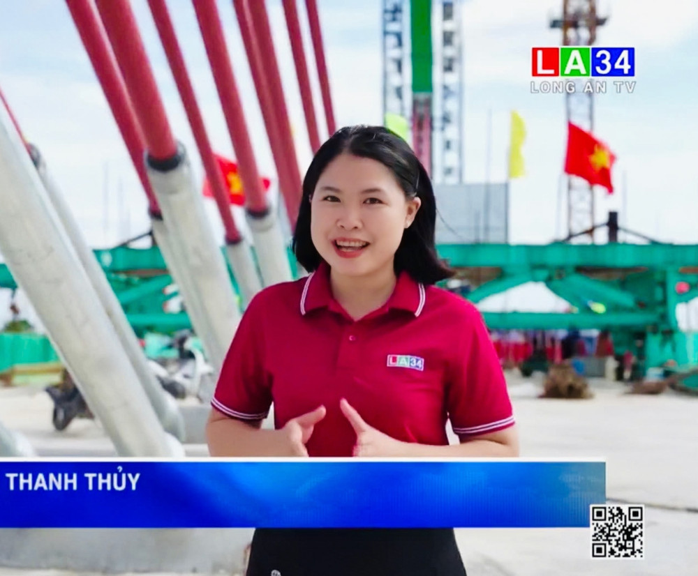 Giữ vững giá trị nghề báo giữa làn sóng AI 2 Nhà báo Thanh Thủy hiện dẫn tại một sự kiện