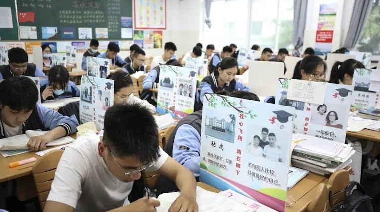 Trung Quốc cúp điện AI để ngăn học sinh gian lận mùa thi