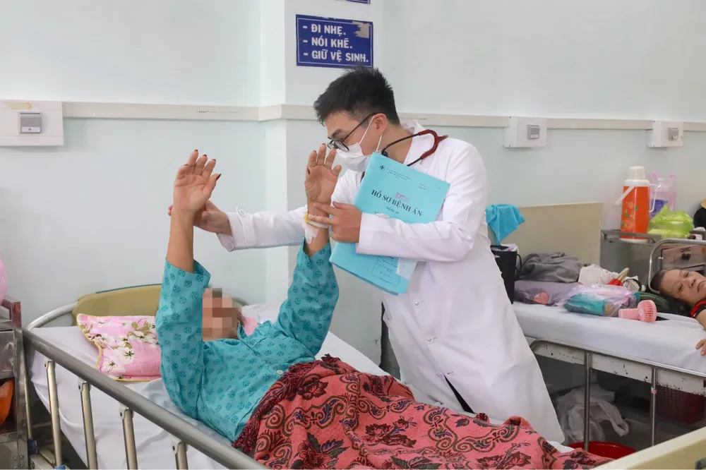 Bà NTP đang điều trị đột quỵ tại Bệnh viện Nhân dân 115. Ảnh: DI LINH bệnh nhân điều trị đột quỵ