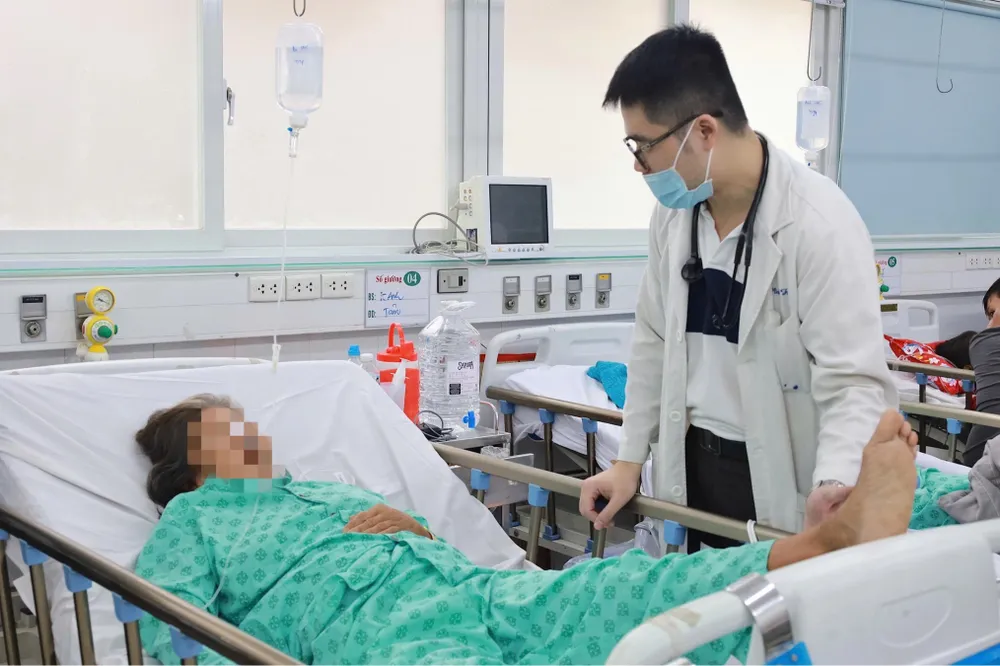 Bà ĐTB khi đang điều trị đột quỵ tại Bệnh viện Nhân dân 115. Ảnh: DI LINH dieu-tri-dot-quy3.jpg