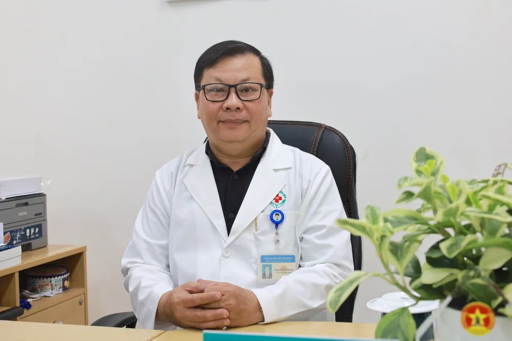 Bác sĩ chuyên khoa 2 Nguyễn Đức Khang, Trưởng khoa Chẩn đoán hình ảnh Bệnh viện Nhân dân 115. Ảnh: DI LINH dieu-tri-dot-quy4.JPG