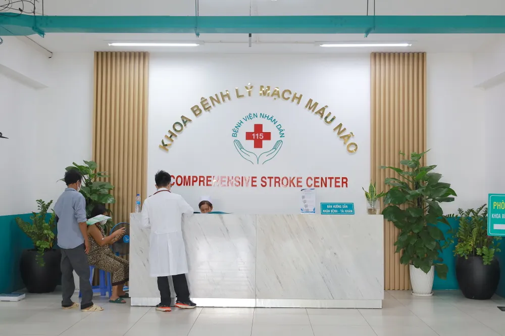 Thống kê năm 2024 từ khoa Bệnh lý mạch máu não, tỉ lệ bệnh nhân đến bệnh viện trong giờ vàng (từ 0-4,5 giờ đầu) chỉ chiếm 14,2%. Ảnh: DI LINH dieu-tri-dot-quy6.JPG
