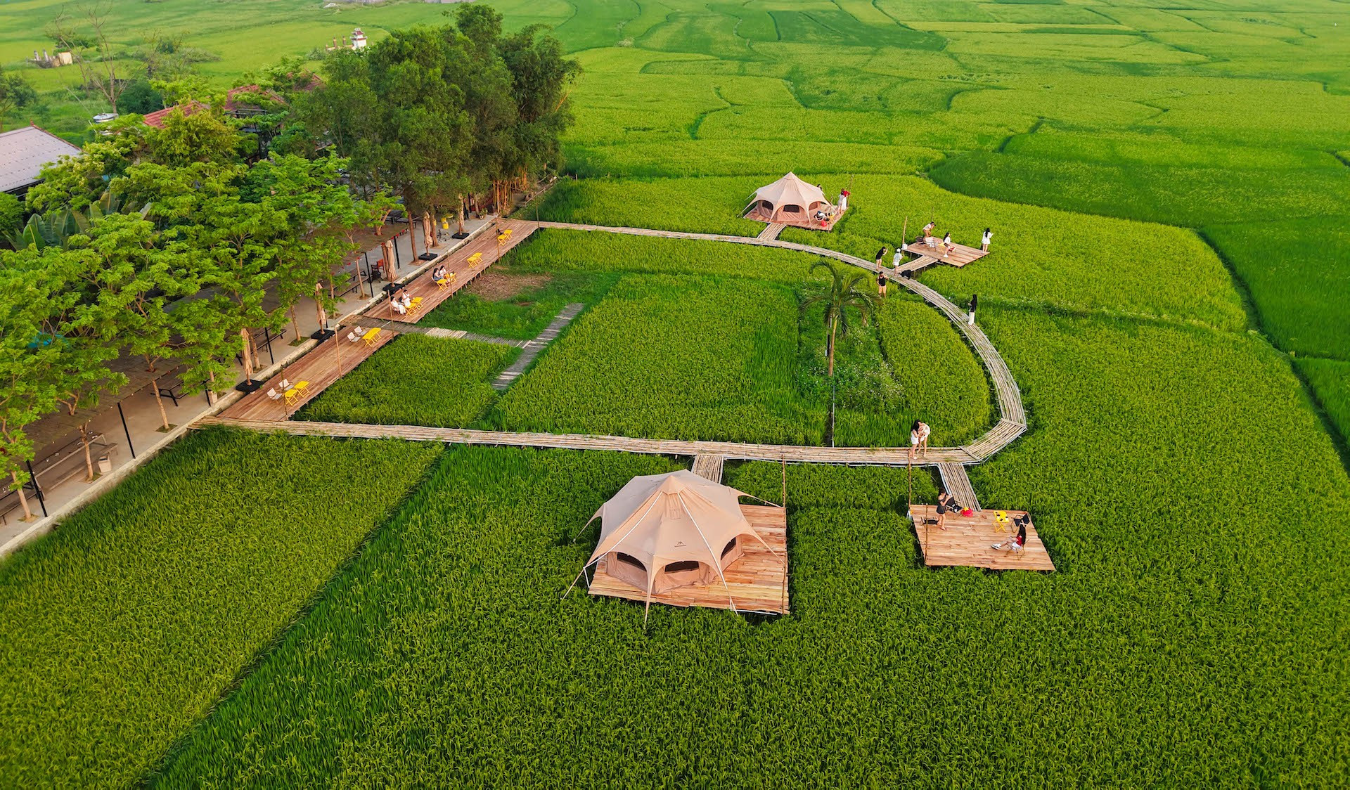 Điểm du lịch được thiết kế mộc mạc, hài hòa với thiên nhiên xanh mát chung quanh.