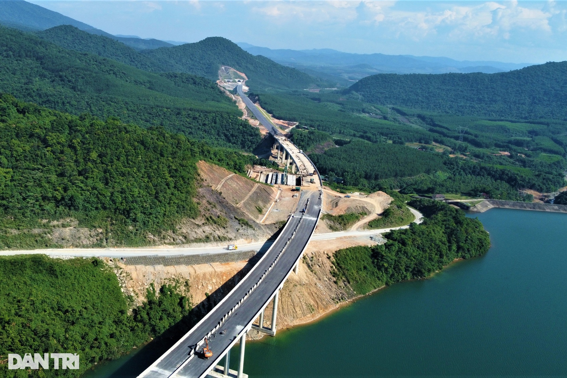 Ngắm vẻ đẹp kỳ vĩ tuyến cao tốc Vũng Áng - Bùng, sẽ thông xe trong tháng 6 - 8 Ngắm vẻ đẹp kỳ vĩ tuyến cao tốc Vũng Áng - Bùng, sẽ thông xe trong tháng 6 - 8