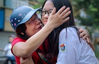 Thông tin chính thức về việc lộ đề thi Toán trên ứng dụng AI 18 Phụ huynh luôn là “điểm tựa” an toàn cho các thí sinh trong mùa thi. (Ảnh: Lê Anh Dũng)