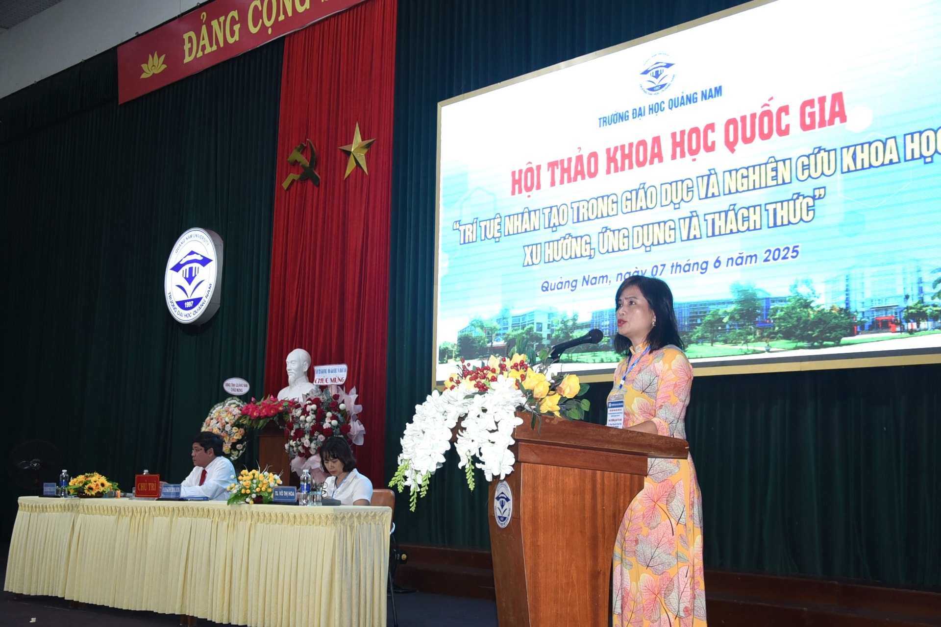 Ứng dụng AI trong giáo dục và nghiên cứu khoa học 2 Hội thảo khoa học quốc gia “Trí tuệ nhân tạo trong giáo dục và nghiên cứu khoa học: Xu hướng, ứng dụng và thách thức” do Trường Đại học Quảng Nam tổ chức sáng 7/6. Ảnh: XUÂN PHÚ