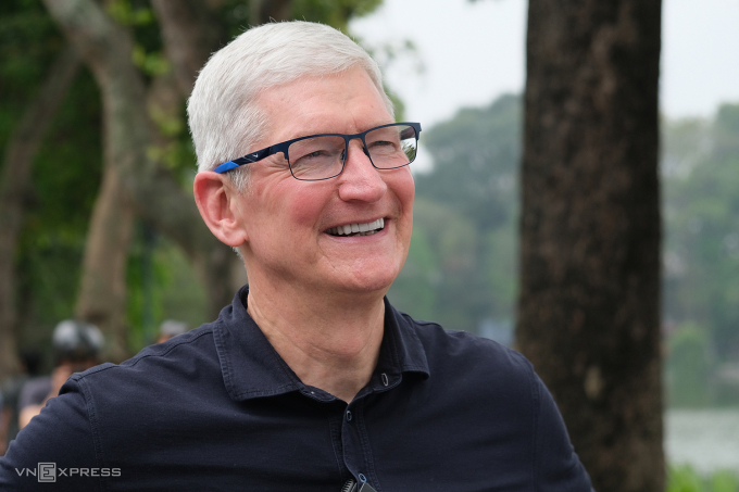 Các CEO công nghệ dùng AI thế nào trong đời thường 4 CEO Apple Tim Cook tại Hà Nội ngày 15/4. Ảnh: Tuấn Hưng