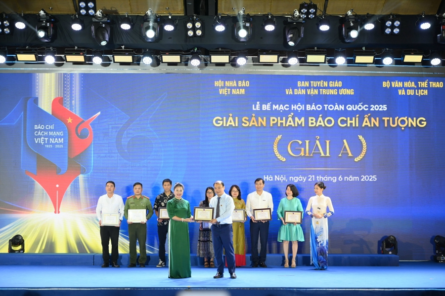 Hội Báo 2025 thể hiện rõ nét xu hướng chuyển đổi số trong báo chí 3 Ông Lê Hải Bình, Ủy viên dự khuyết Ban Chấp hành Trung ương Đảng, Thứ trưởng Thường trực Bộ Văn hóa – Thể thao và Du lịch trao Giải A cho đại diện Tạp chí Kinh tế Việt Nam – VnEconomy đối với Giải Sản phẩm báo chí ấn tượng. Ảnh: Trí Phong.