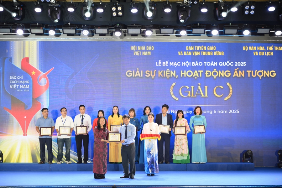 Hội Báo 2025 thể hiện rõ nét xu hướng chuyển đổi số trong báo chí 4 Ông Trần Trọng Dũng, Phó Chủ tịch Hội Nhà báo Việt Nam trao Giải C- Giải sự kiện, hoạt động ấn tượng cho đại diện Tạp chí Kinh tế Việt Nam – VnEconomy.