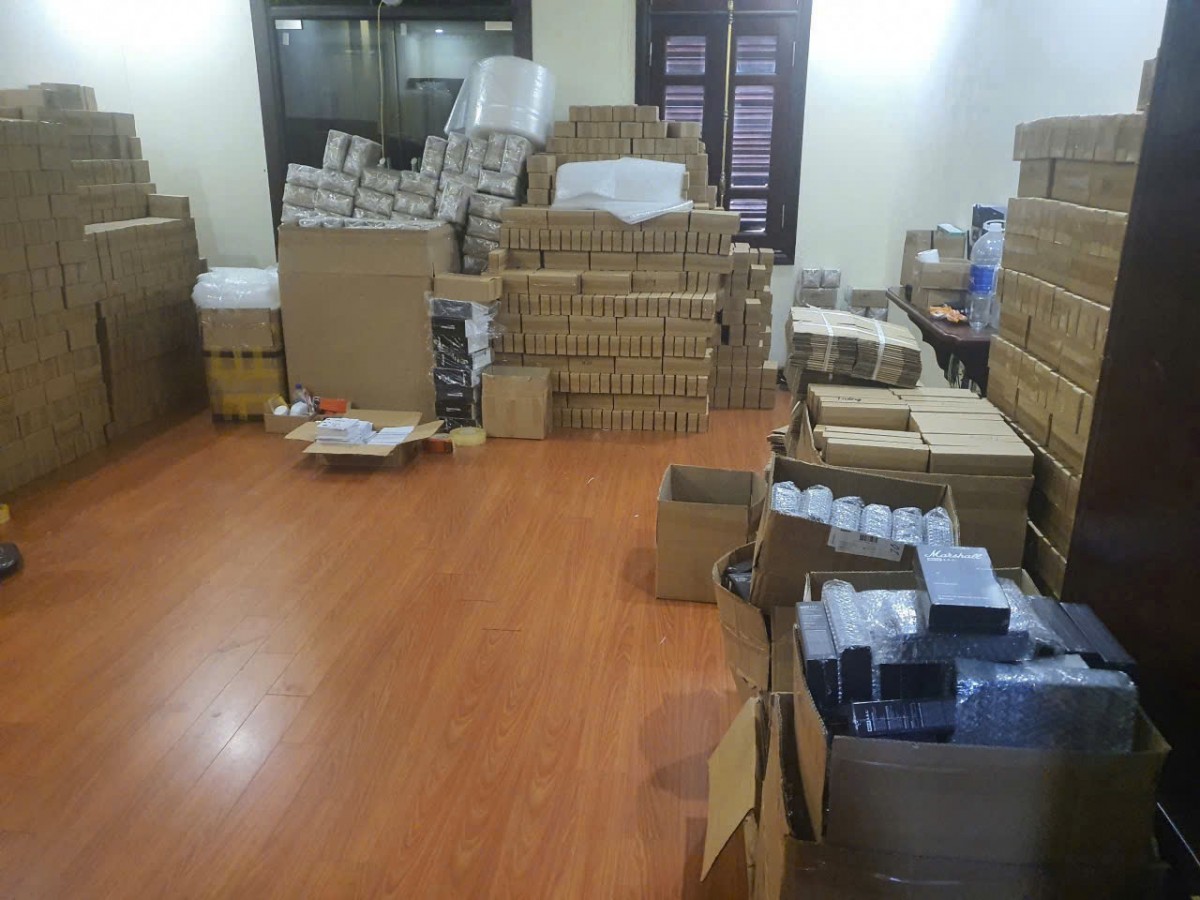 Hà Nội: Triệt phá đường dây thiết bị điện tử giả núp bóng thương mại điện tử