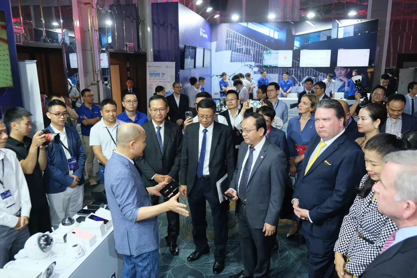Các đại biểu tham quan các ứng dụng công nghệ mới của Qualcomm
