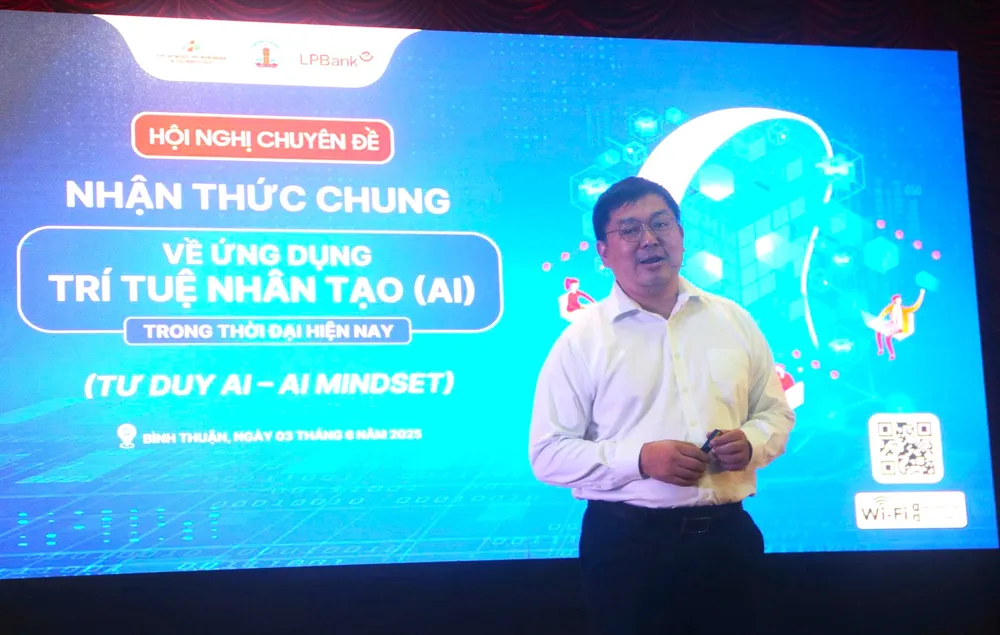 Ông Hoàng Nam Tiến, Phó Chủ tịch Hội đồng Trường Đại học FPT, diễn giả tại hội nghị h3.jpg