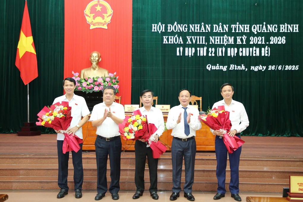 Kỳ họp cuối trước sáp nhập, HĐND miễn nhiệm nhiều cán bộ lãnh đạo - 1
