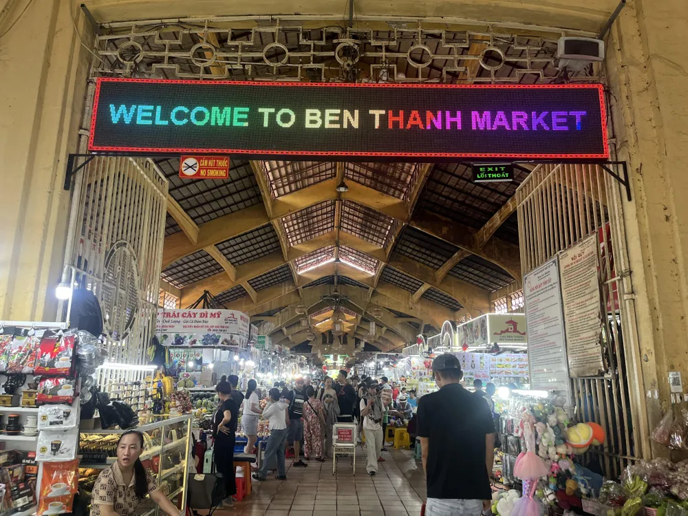 Tại chợ Bến Thành có 600 hộ kinh doanh thực hiện hóa đơn điện tử. Ảnh: TÚ UYÊN hóa đơn điện tử 1.jpg
