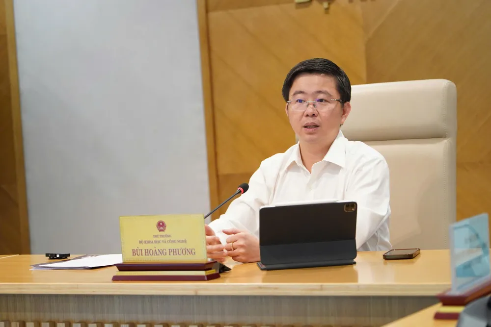 Thứ trưởng Bùi Hoàng Phương trao đổi các nội dung tại cuộc họp báo Hop bao Bo KHCN 3.jpg