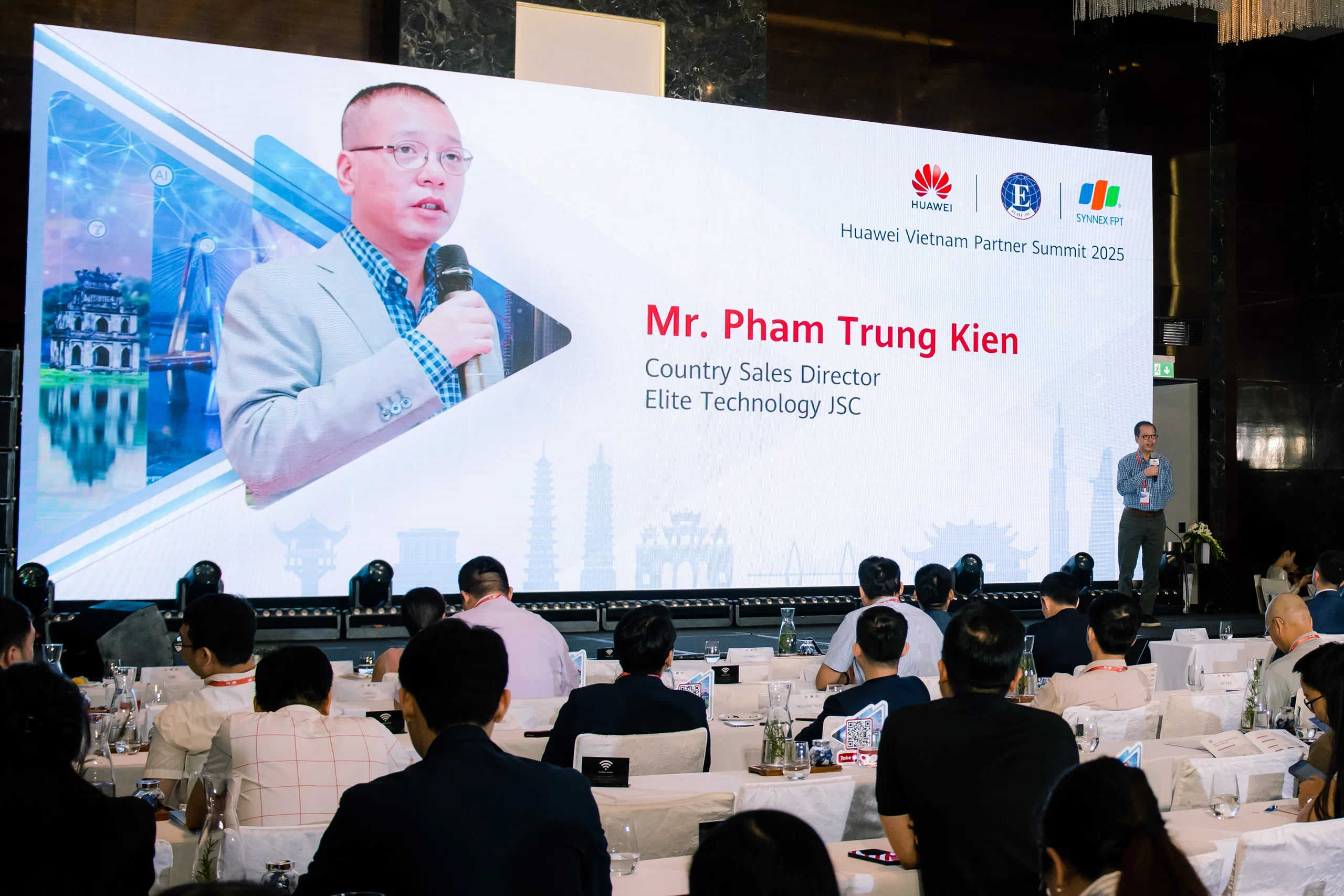 Huawei Vietnam Partner Summit 2025 nhấn mạnh cam kết gắn bó với đối tác trong đổi mới sáng tạo, với chiến lược hợp tác sâu và giải pháp công nghệ tiên tiến. Huawei Vietnam Partner Summit 2025: Tăng tốc chuyển đổi số với hệ sinh thái đối tác