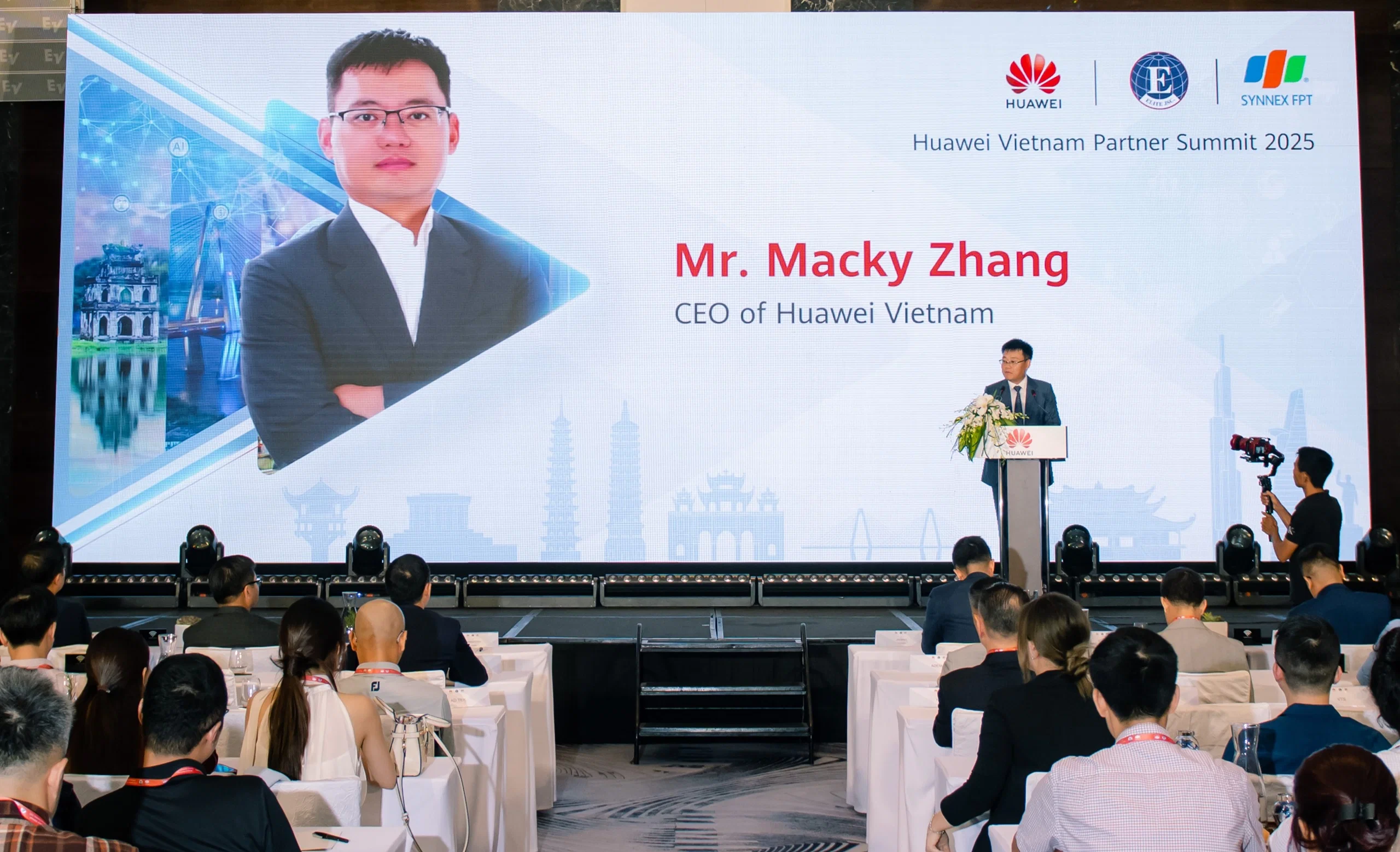 Huawei Vietnam Partner Summit 2025 nhấn mạnh cam kết gắn bó với đối tác trong đổi mới sáng tạo, với chiến lược hợp tác sâu và giải pháp công nghệ tiên tiến. Huawei Vietnam Partner Summit 2025: Tăng tốc chuyển đổi số với hệ sinh thái đối tác