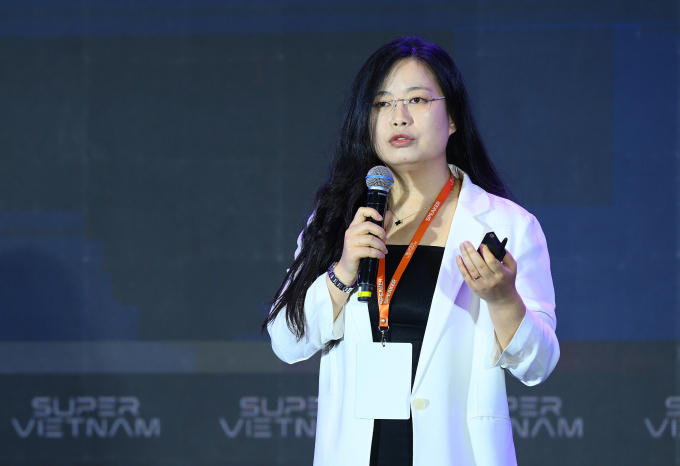Cách ngân hàng ứng dụng AI và Blockchain thúc đẩy kinh tế số 2 Bà Sherry Zhao - Giám đốc quốc gia Alibaba Cloud Vietnam trình bày phần tham luận tại hội nghị, sáng 4/6. Ảnh: Giang Huy