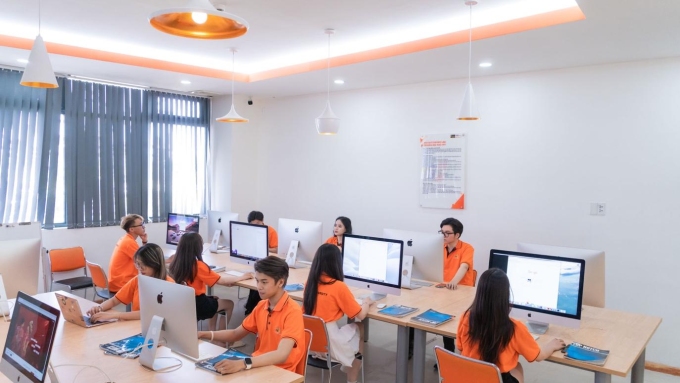 Trường Đại học FPT ra mắt chuyên ngành Chuyển đổi số 3 Sinh viên học với trang thiết bị hiện đại. Ảnh: Trường Đại học FPT