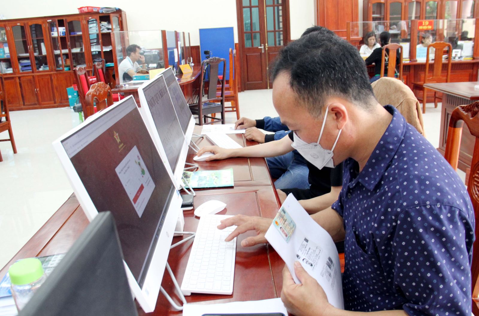 Người dân làm thủ tục tại Trung tâm Hành chính công tỉnh Nam Định. Ảnh: Thái Thuần/TTXVN
