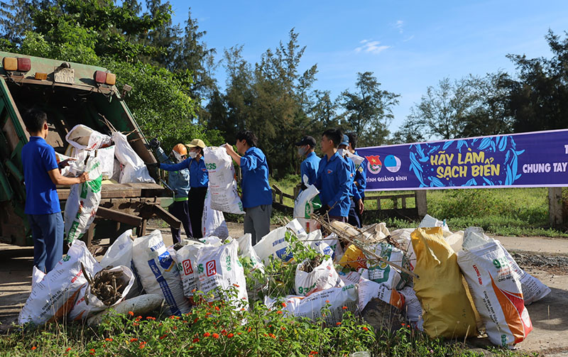 Thu gom rác thác tại khu vực bãi biển Nhật Lệ.