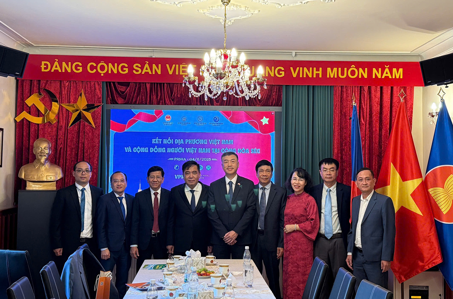  Đoàn công tác tỉnh Quảng Bình tham dự buổi toạ đàm. 