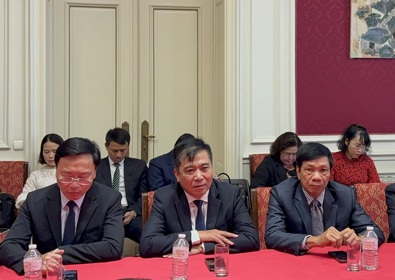 Đồng chí Phó Chủ tịch Thường trực UBND tỉnh Đoàn Ngọc Lâm phát biểu tại buổi làm việc với Đại sứ quán Việt Nam tại Bỉ-Phái đoàn Việt Nam bên cạnh Liên minh châu Âu
