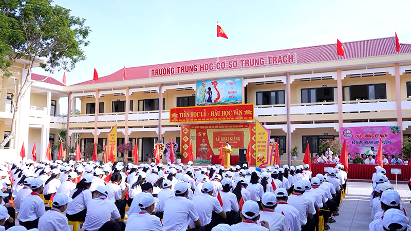 Cơ sở vật chất khang trang, đáp ứng yêu cầu dạy và học.