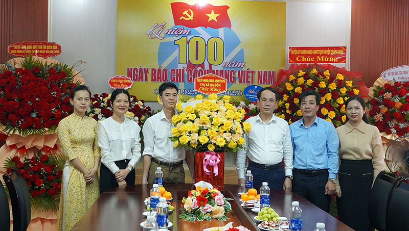 Đồng chí Phan Mạnh Hùng, Ủy viên Ban Thường vụ Tỉnh ủy, Bí thư Thị ủy Ba Đồn tặng hoa chúc mừng Báo và Đài PT-TH Quảng Bình