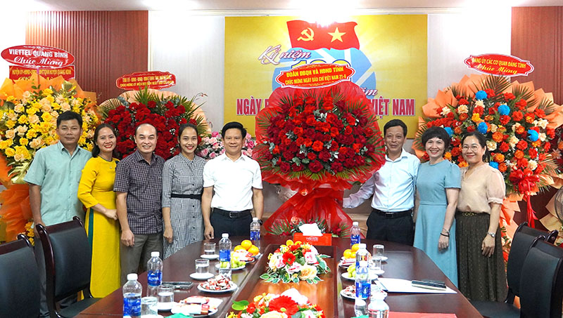 Đồng chí Lê Vĩnh Thế, Tỉnh ủy viên, Phó Chủ tịch HĐND tỉnh chúc mừng Báo và Đài PT-TH Quảng Bình