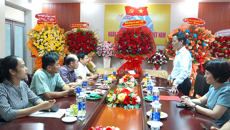 Đại diện BBT Báo Quảng Bình bày tỏ lời cảm ơn sâu sắc đến lãnh đạo tỉnh