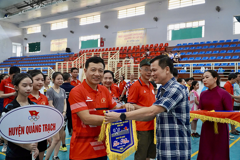 Tặng cờ luuw niệm cho các 
