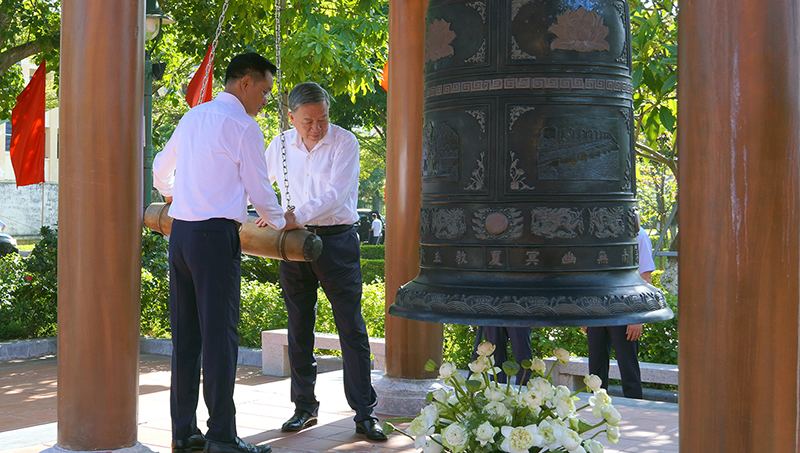 Đồng chí Tổng Bí thư Tô Lâm và đồng chí Bí thư Tỉnh ủy Quảng Bình Lê Ngọc Quang thỉnh chuông tưởng nhớ Chủ tịch Hồ Chí Minh và các Anh hùng liệt sỹ
