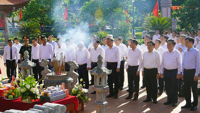 Đồng chí Tổng Bí thư Tô Lâm và các đại biểu tưởng nhớ Chủ tịch Hồ Chí Minh và các Anh hùng liệt sỹ  