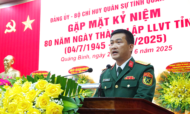 Đồng chí đại tá Đoàn Sinh Hòa, Ủy viên Ban Thường vụ Tỉnh ủy, Chỉ huy trưởng Bộ CHQS tỉnh đọc diễn văn kỷ niệm.