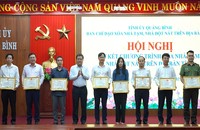 Hơn 1.000 cán bộ ngành TAND TP Hồ Chí Minh được tập huấn về ứng dụng AI 2 Ông Trần Phong, Chủ tịch UBND tỉnh (đứng giữa) tặng Bằng khen cho các tập thể, cá nhân.